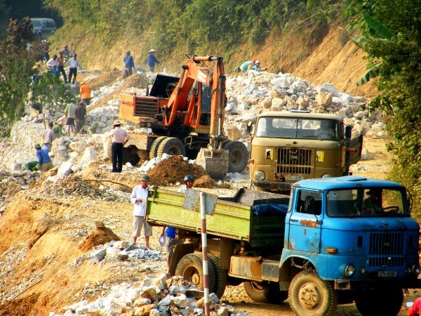 Thi công khắc phục điểm sạt lở trên một tuyến quốc lộ.